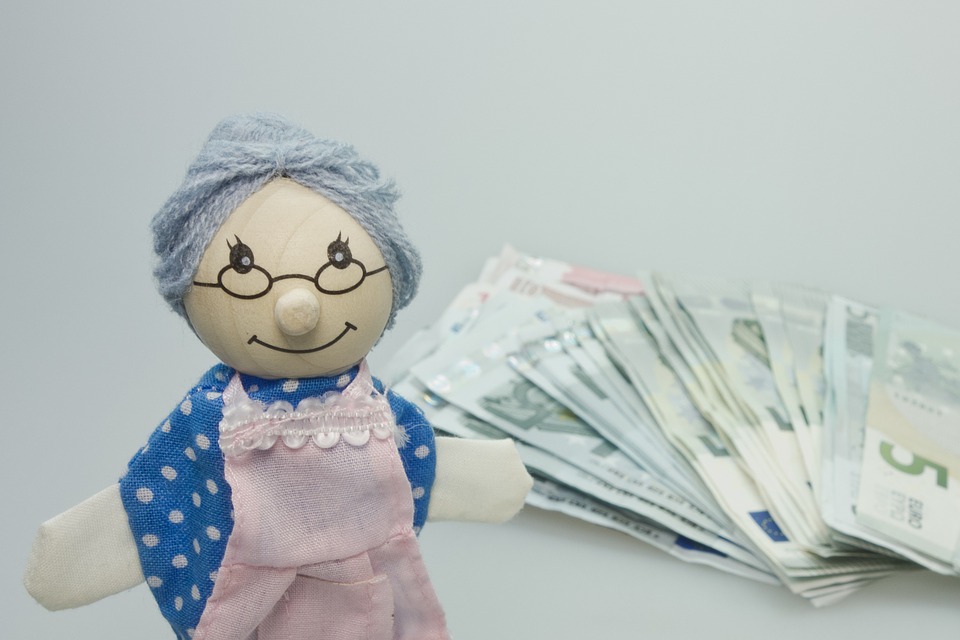 кукла,бабушка,деньги.